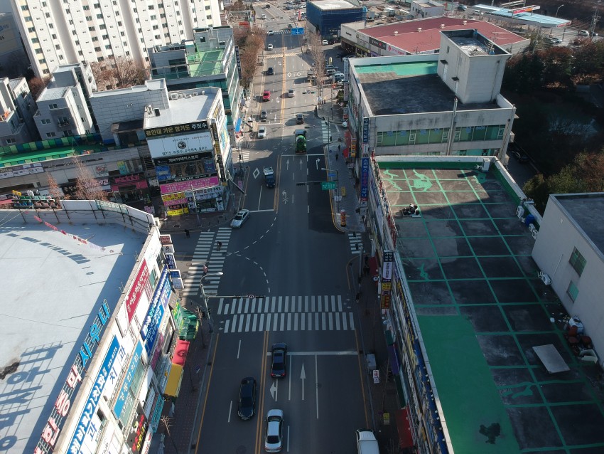 동일하이빌1차삼거리 우회전 차로 설치.jpg