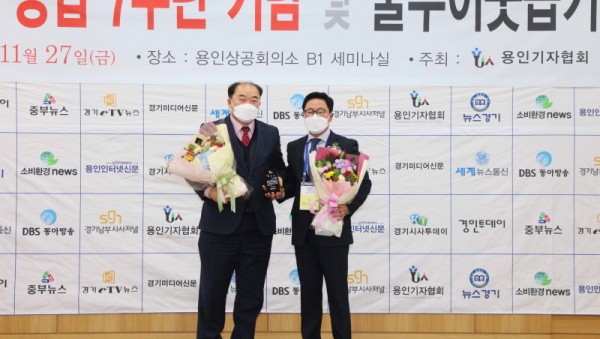 120201127 용인시의회 김운봉, 김진석 의원 제7회 용인기자협회 의정상 수상(11).jpg