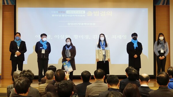 각계각층을 대표하는 6인의 상임선대위원장들이 참석자에게 인사를 하고 있다.