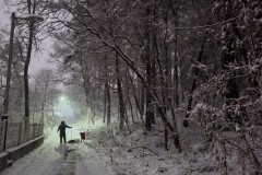 늦저녁 집 앞 눈 치우는 아…