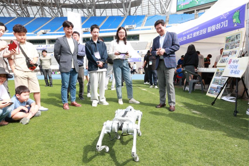 4-1. 이상일 용인특례시장이 월 24일 제23회 용인 사이버 과학 축제 행사장을 찾아 4족 보행 로봇 개 시연을 보고 있다..JPG
