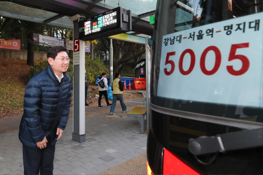 2-2. 이상일 용인특례시장이 갑자기 기온이 크게 떨어진 13일 오전 처음 운행하는 5005번 출근 시간대 전용 전세버스 이용상황을 확인하고 있다..jpg