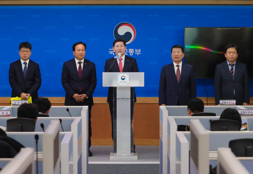 7-7. 15일 세종시 국토교통부 청사에서 공공주택지구 지정 계획이 발표된 가운데 이상일 용인특례시장이 기자들의 질의에 답변하고 있다.(4).jpg