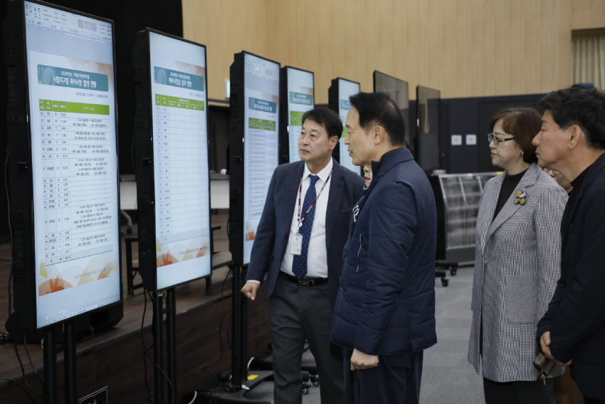 임태희 경기도교육감이 2024 대학수학능력시험이 치러지는 16일 북부청사에서 운영중인 종합상황실을 찾아 수능 진행상황 보고를 받고 상황실 근무자들을 격려하고 있다 (사진 1).jpg