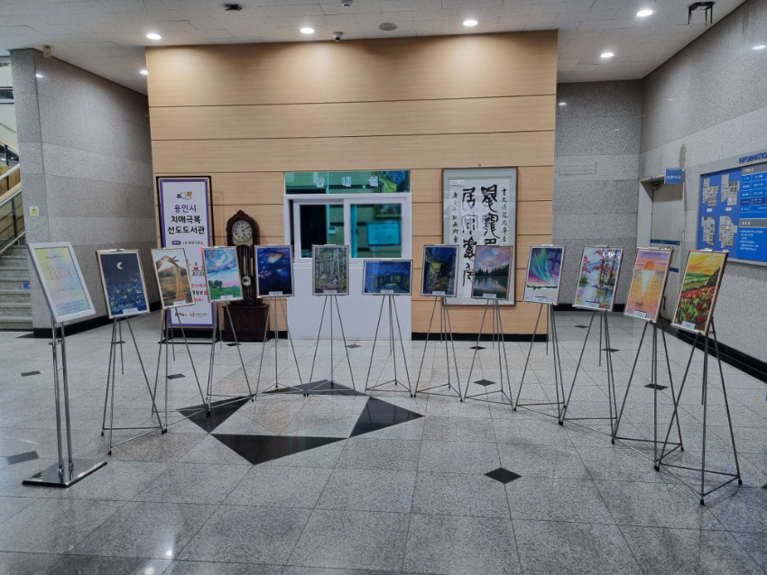2. 포곡도서관 로비에 전시된 예술동아리 Art For 회원들의 작품.jpg