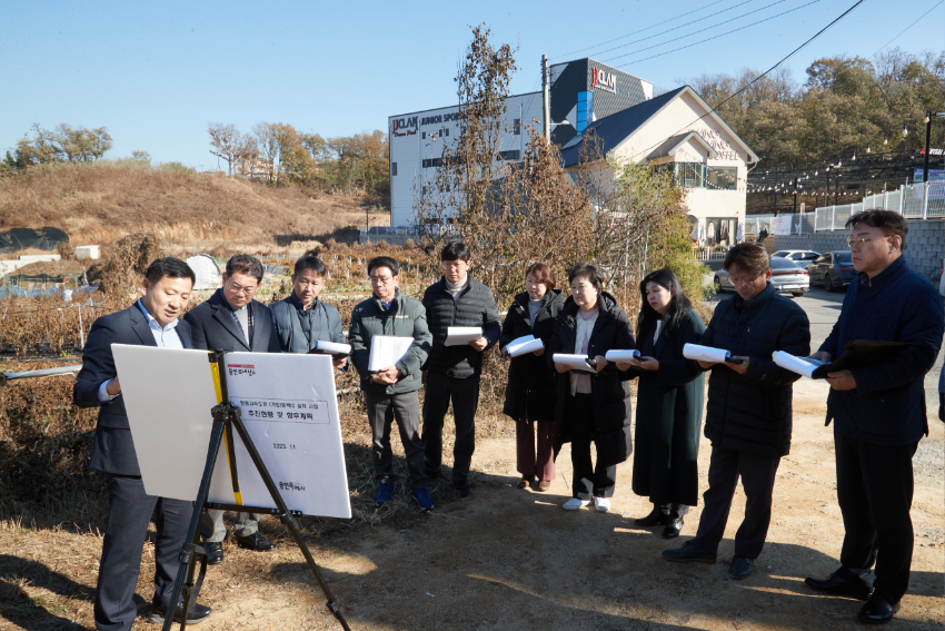20231121 행정사무감사 현지확인(도시건설위원회)(4)영동고속도로 동백IC 신설 사업 현장.jpg