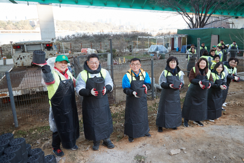 20231130 용인특례시의회, 소외계층과 따뜻한 나눔으로 함께하는 사랑의 연탄나눔 봉사(2).jpg