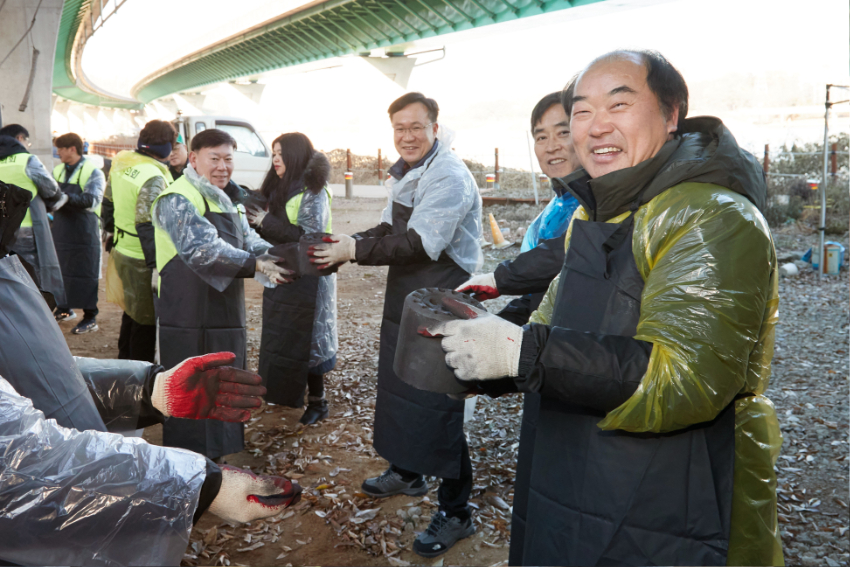 20231130 용인특례시의회, 소외계층과 따뜻한 나눔으로 함께하는 사랑의 연탄나눔 봉사(4).jpg