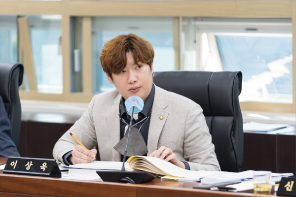 사진_행정사무감사_이상욱의원.jpg
