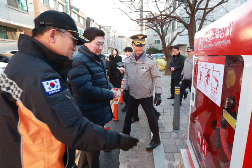 9-2. 이상일 용인특례시장이 30일 풍덕천소공원에서 소방서 관계자로부터 생활안전 디자인을 적용한 비상소화장치 사용법에 대한 설명을 듣고 있다..jpg