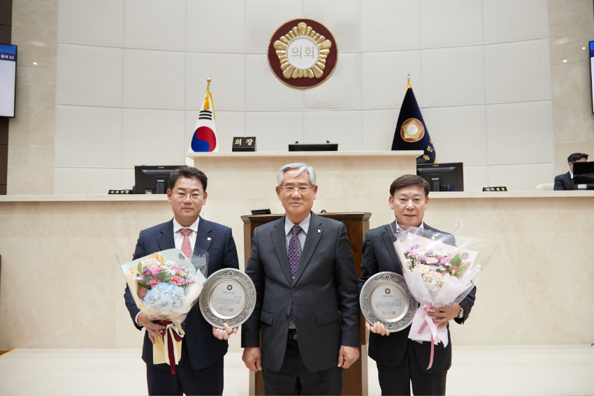 20231222 용인특례시의회 황재욱·이진규 의원, 자랑스런 의원상 수상.jpg
