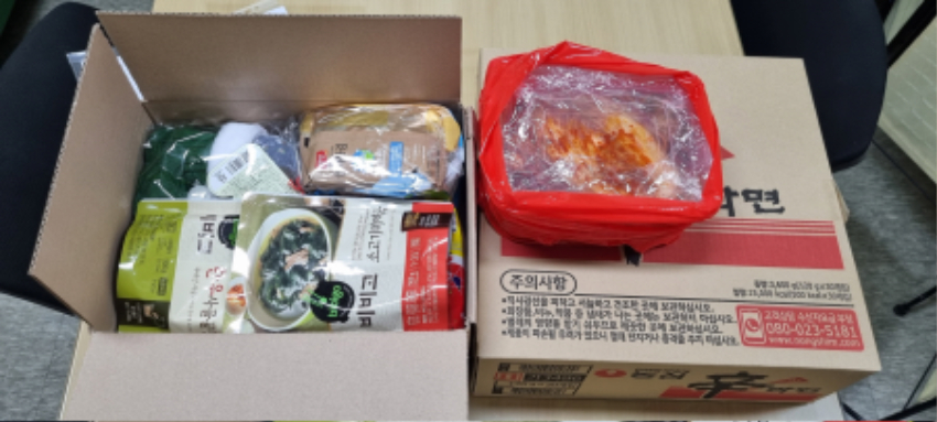 (역북동) 김치 지원 가능 여부를 묻는 어려운 이웃을 위해 한 지역 주민이 전달한 김치와 식료품.jpg