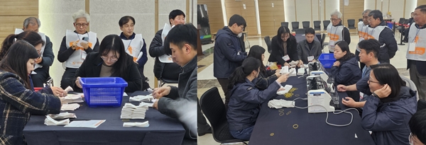 선거관리위원들이 개표를 하고있다..jpg