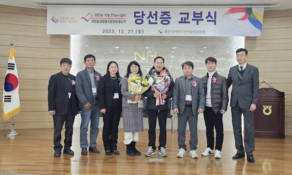 가족, 지인들과 함께 당선 축하 사진을 찍고있다..jpg