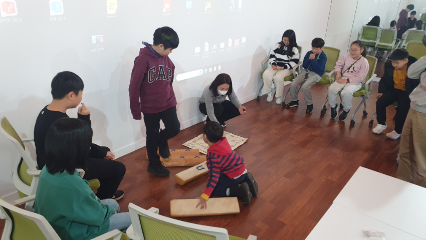6. 용인처인성역사교육관이 진행한 전통놀이 프로그램 신나는 우리놀이 모습.jpg