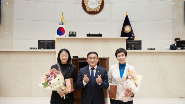 20231222 용인특례시의회 황미상·기주옥 의원, 경기도시·군의회의장 남부권협의회 의정활동 우수의원 표창 수상.jpg