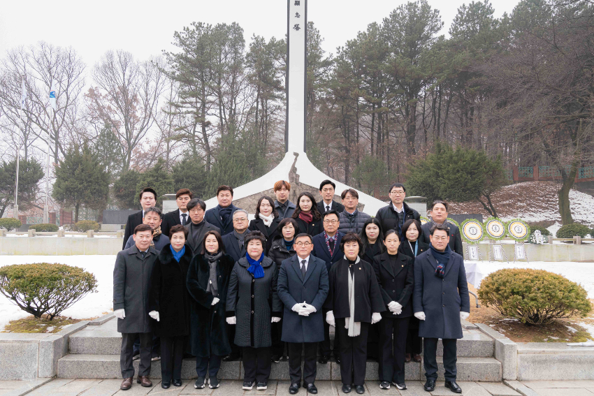 20210102 용인특례시의회, 현충탑 참배로 새해 일정 시작(1).jpg