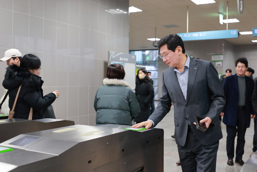 8-3. 이상일 용인특례시장이 3일 용인경전철 기흥역에서 개찰구를 통과하고 있다.JPG