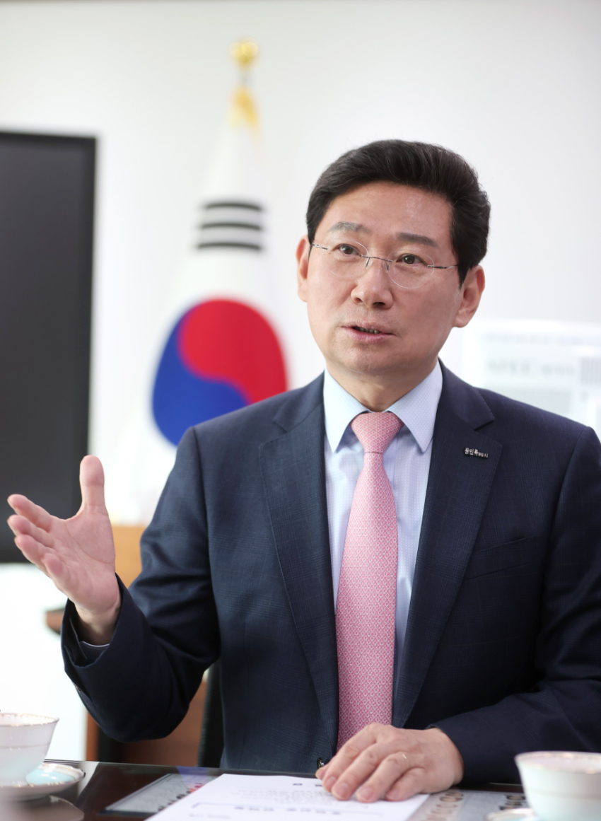 2-1. 이상일 용인특례시장이 경기도의 지방산업단지 심의 권한을 특례시에 이양해야 한다는 서한문을 박상우 국토교통부 장관에게 전달했다..JPG
