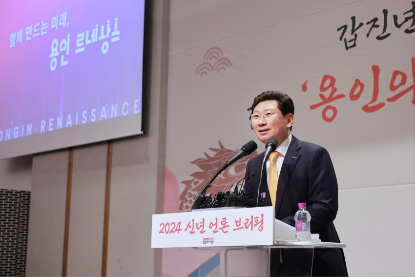 7-1. 이상일 용인특례시장이 10일 기흥ICT밸리에서 열린 신년 언론브리핑에서 용인반도체클러스터 입주협약 내용을 공개했다.jpg