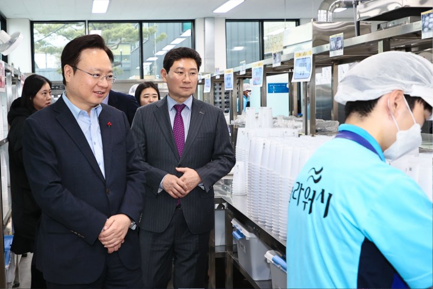 1-2. 지난 11일 용인지역자활센터 자활사업장을 방문한 보건복지부 조규홍 장관과 이상일 용인특례시장.jpg