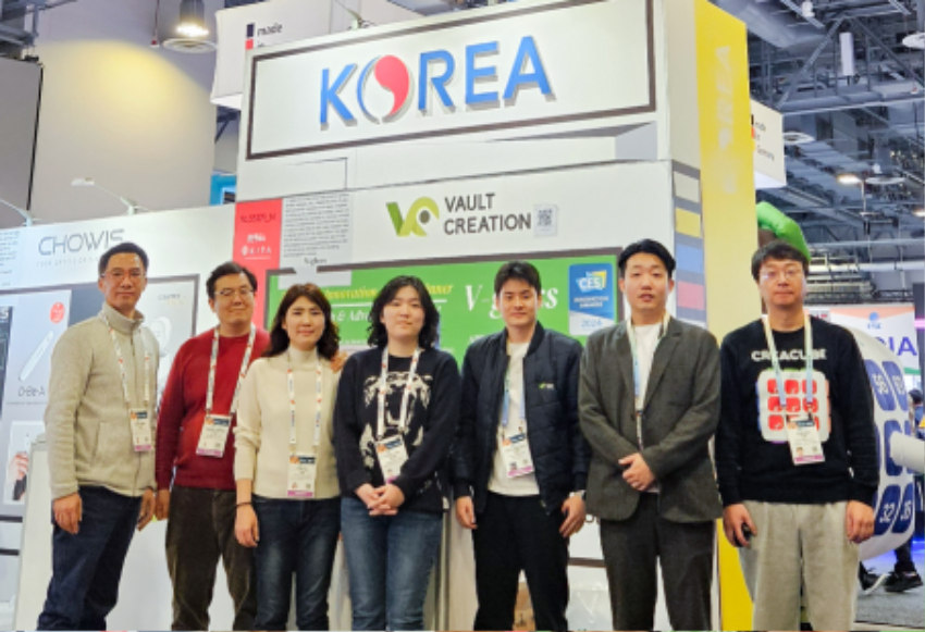 1-1. CES2024 용인특례시 공동관에 참가한 중소기업 관계자들이 기념촬영을 하고 있다.jpg