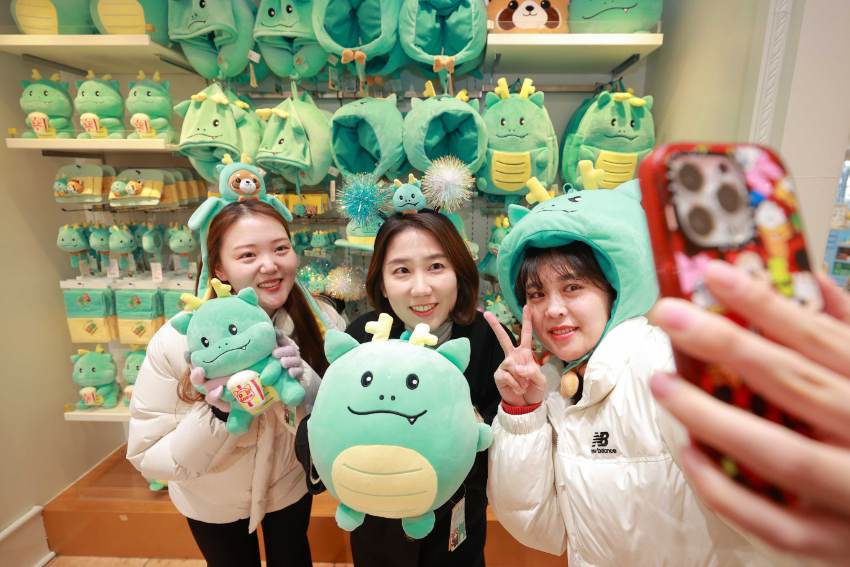 1-3. 용인특례시 캐릭터 조아용과 에버랜드 레시의 협업 상품이 젊은 세대에 인기를 끌고 있다.jpg