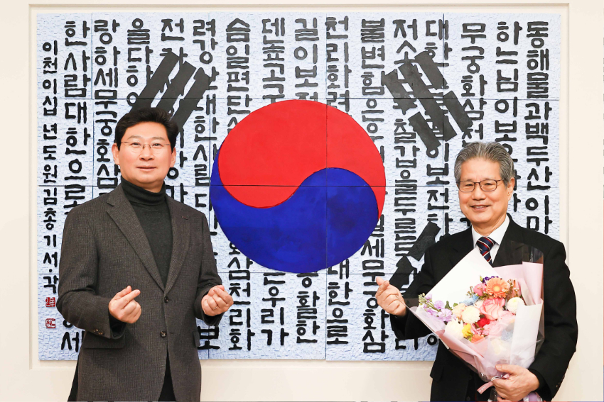 5-1. 태극기와 애국가 가사를 담은 서각 작품을 용인특례시에 기증한 김총기 작가(오른쪽)가 이상일 시장과 24일 열린 작품 제막식에서 기념촬영을 하고 있다..jpg