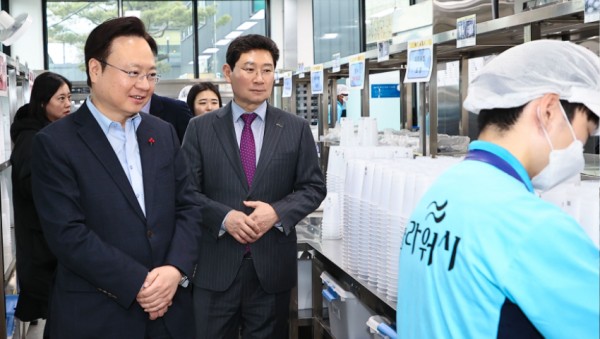 1-2. 지난 11일 용인지역자활센터 자활사업장을 방문한 보건복지부 조규홍 장관과 이상일 용인특례시장.jpg