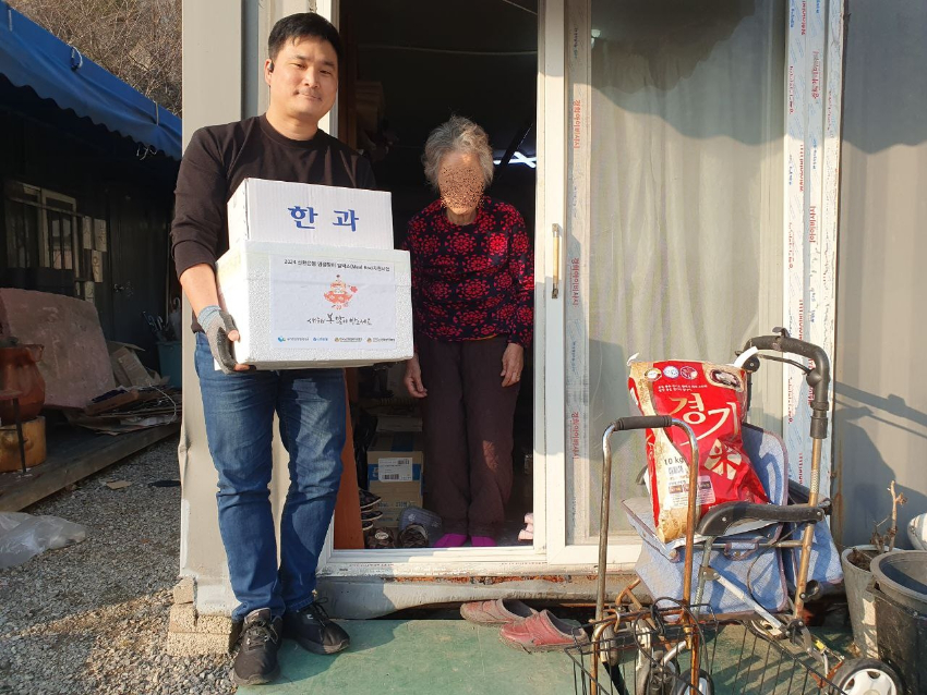 [사진] 용인시기흥노인복지관, 위기 및 취약노인지원사업 ‘명절맞이 식생활 선물세트 지원’2.jpg