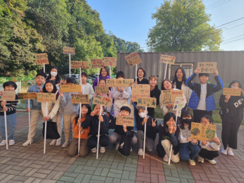 6-2. 용인특례시 처인구 능원초에서 학생들이 환경동아리 활동을 하고 있다..jpg