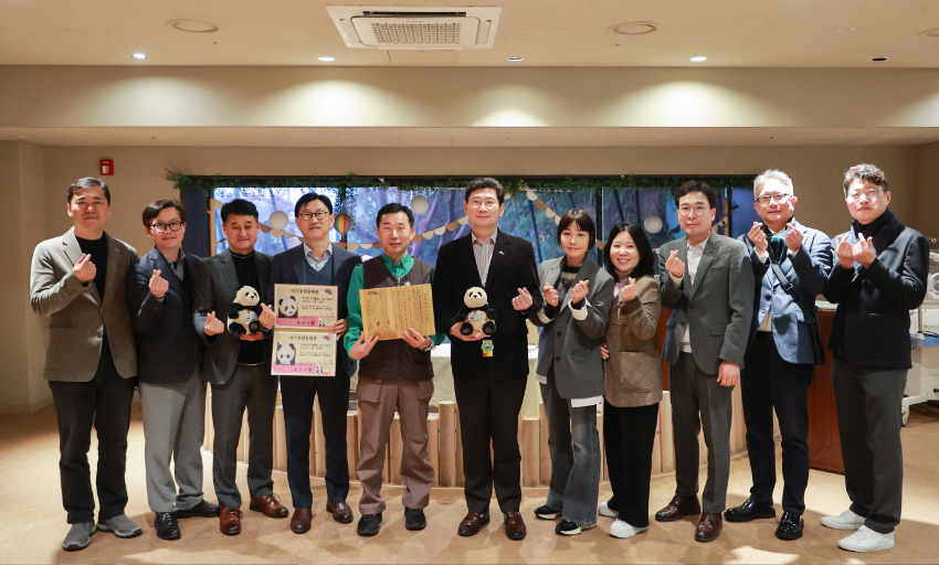 10-2. 8일 용인특례시는 푸바오에게 특례명예시민 증서를, 루이.후이바오에게 아기 주민등록증을 전달했다. 사진은 용인시관계자들과 에버랜드관계자들이 기념사진을 찍고 있는 모습..JPG