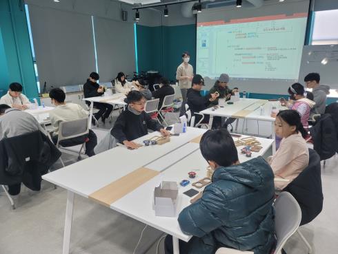 (사진자료2) 11월 18일_ 블루투스 스피커 제작 교육에 학생들이 교육을 듣고 있다..jpg