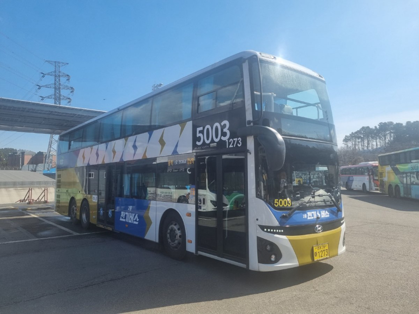 3. 용인에서 강남역 방면을 운행하는 5003번 2층 전기버스 모습.jpg