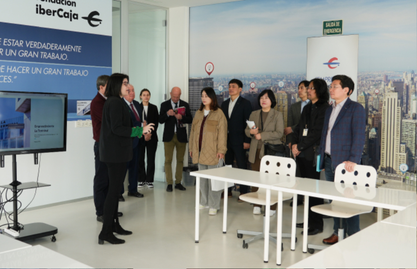 2. 이상일 용인특례시장을 비롯한 용인특례시 대표단 일행이 에토피아 아트 테크놀로지 센터를 방문해 센터 관계자의 설명을 듣고 있다..jpg
