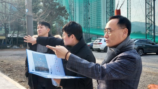 7. 이형범 수지구청장(오른쪽)이 지난달 30일 고기로45번길 보행환경 개선사업 현장을 방문해 점검하고 있다..jpeg