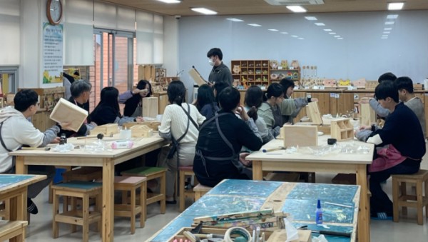 15. 용인자연휴양양림 내 목재문화체험관에서 목공예 프로그럄에 참여하고 있는 교육생들의 모습..jpg