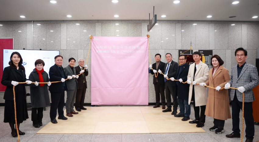 1-3. 용인특례시는 지난 2일 수지구 죽전동 용인포은아트홀 지하 1층 로비에서 ‘제42회 대한민국연극제 용인사무국’ 개소식을 열었다..JPG