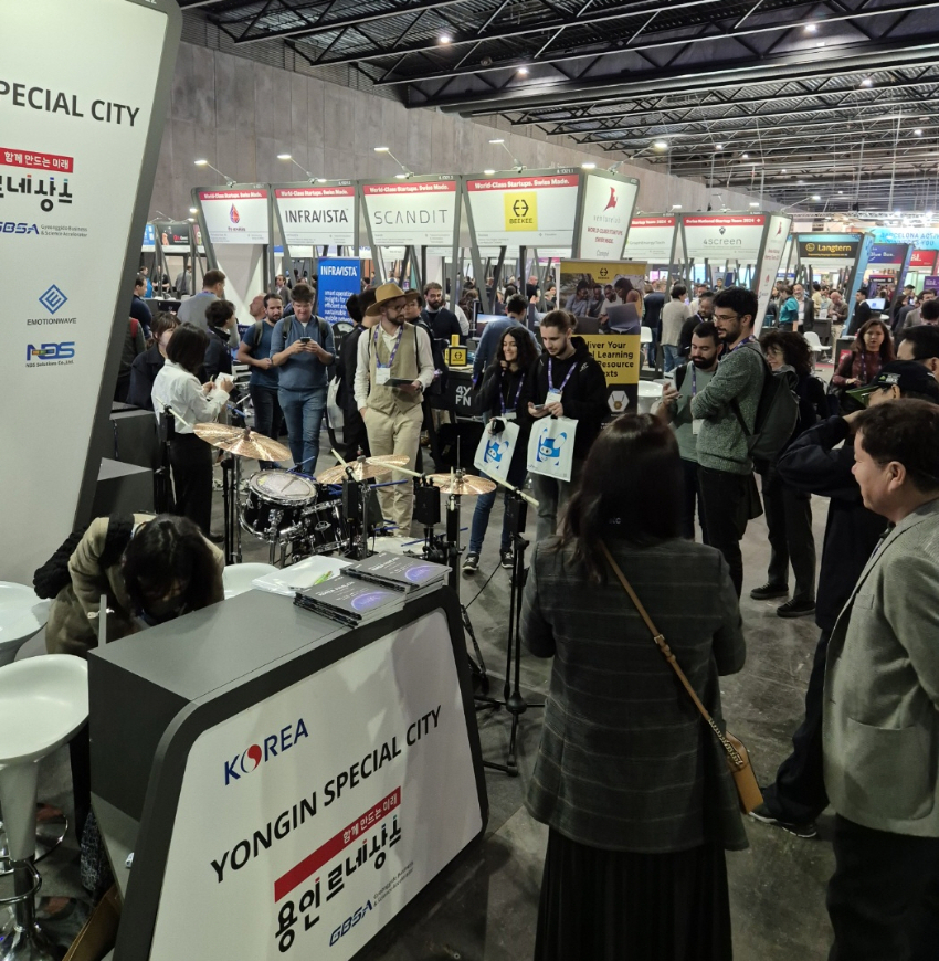 10-4. 지난 달 26일부터 29일까지 스페인 바르셀로나에서 열린 ‘MWC(Mobile World Congress) 2024’ 용인시 공동관에서 수지구 상현동 소재 이모션웨이브(주)가 가상공간에서 악기 연주를 구현하는 플랫폼을 선보여 현지 바이어들의 이.jpg