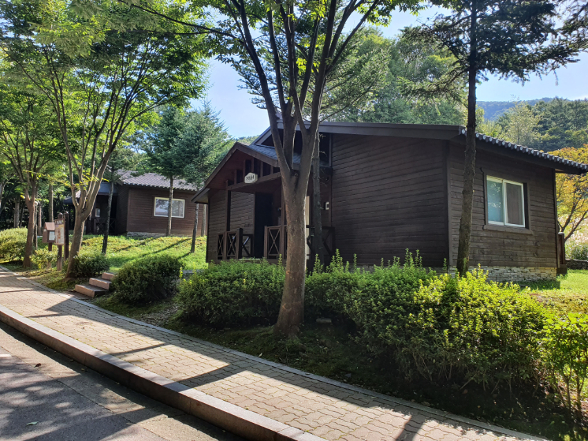 2-2. 용인자연휴양림 숙소동 가마골 모습.jpg