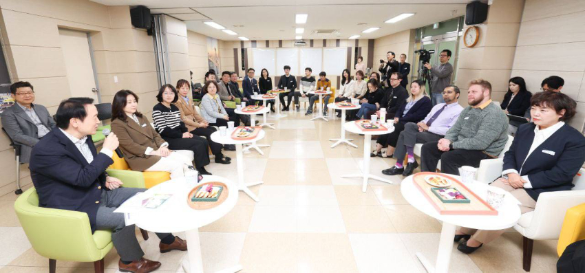 임태희경기도교육감이 15일 경기도교육청국제교육원을 방문한 가운데 인사말씀을 하고 있다.(사진1).jpg