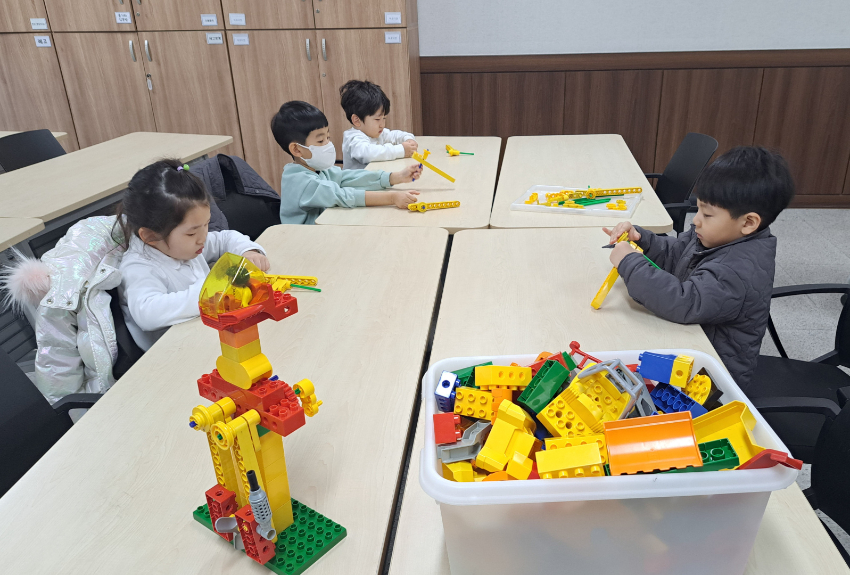 1-2. 용인특례시 기흥구 동백2동 주민자치센터의 창의과학 강좌에 어린이들이 참여하고 있다.jpg