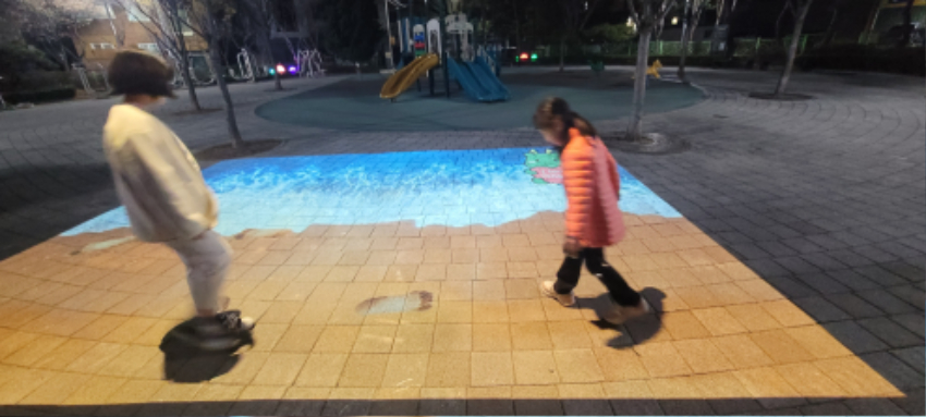 2-2. 관곡어린이공원에 설치된 인터렉티브 영상조명의 모습.jpg