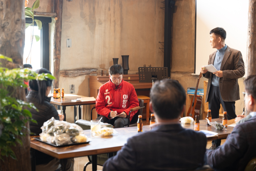 첨부3. 백암면 주민들과 간담회를 갖은 이원모 국회의원 후보의 모습.jpg