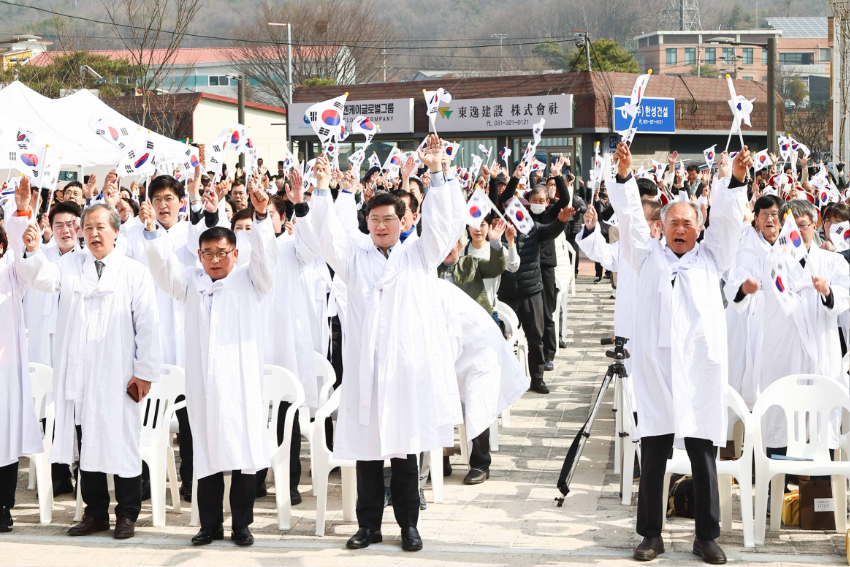 1-2. 이상일 용인특례시장(앞 줄 오른쪽에서 두번째) 등 참석자들이 23일 구 원삼어린이집 야외무대에서 열린 용인 3·21 만세운동 기념 행사에서 만세 삼창을 하고 있다..jpg