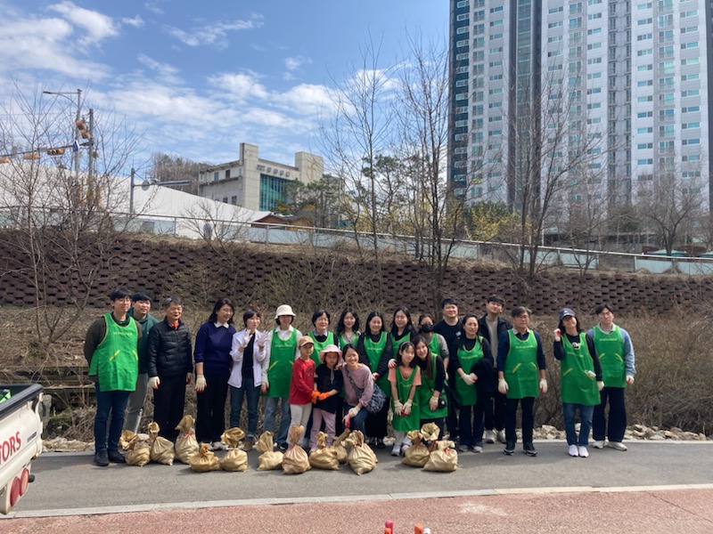9-2. 지난 24일 상하동 주민자치위원회가 상하천 수질개선을 위해 EM흙공 던지기 봉사활동을 열었다..jpg