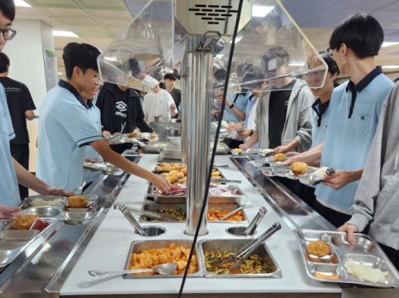 240405 경기도교육청, 학생 93.7%가 희망하는 자율선택급식 250교로 확대(학교급식보건과) 사진2 자율선택급식 자율배식.jpg