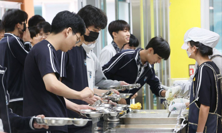 240405 경기도교육청, 학생 93.7%가 희망하는 자율선택급식 250교로 확대(학교급식보건과) 사진1 자율선택급식 자율배식.jpg