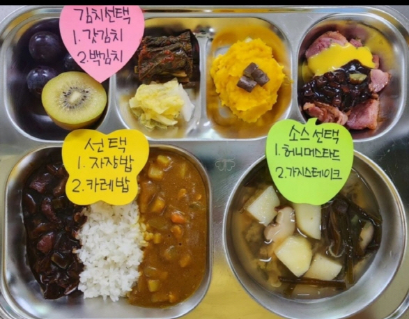 240405 경기도교육청, 학생 93.7%가 희망하는 자율선택급식 250교로 확대(학교급식보건과) 사진3 자율선택급식 식단.jpg