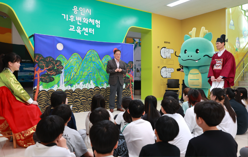 7-1. 황준기 용인특례시 제2부시장이 19일 처인구 기후변화체험교육센터에서 열린 어린이 기후어사대 행사에서 인사말을 하고 있다..jpeg
